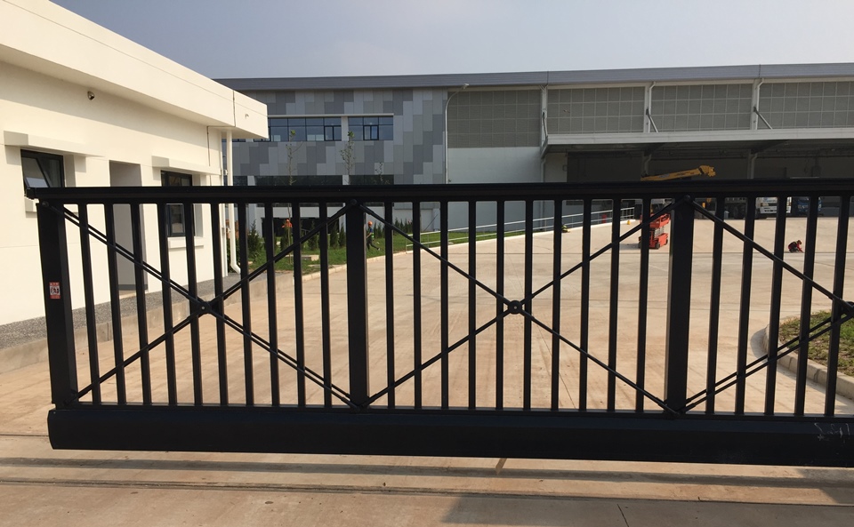 cổng xếp trượt hợp kim nhôm B802