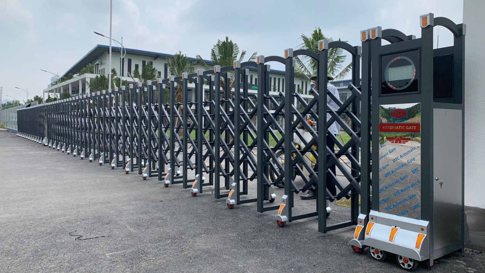 b&aacute;o gi&aacute; cổng xếp nh&ocirc;m