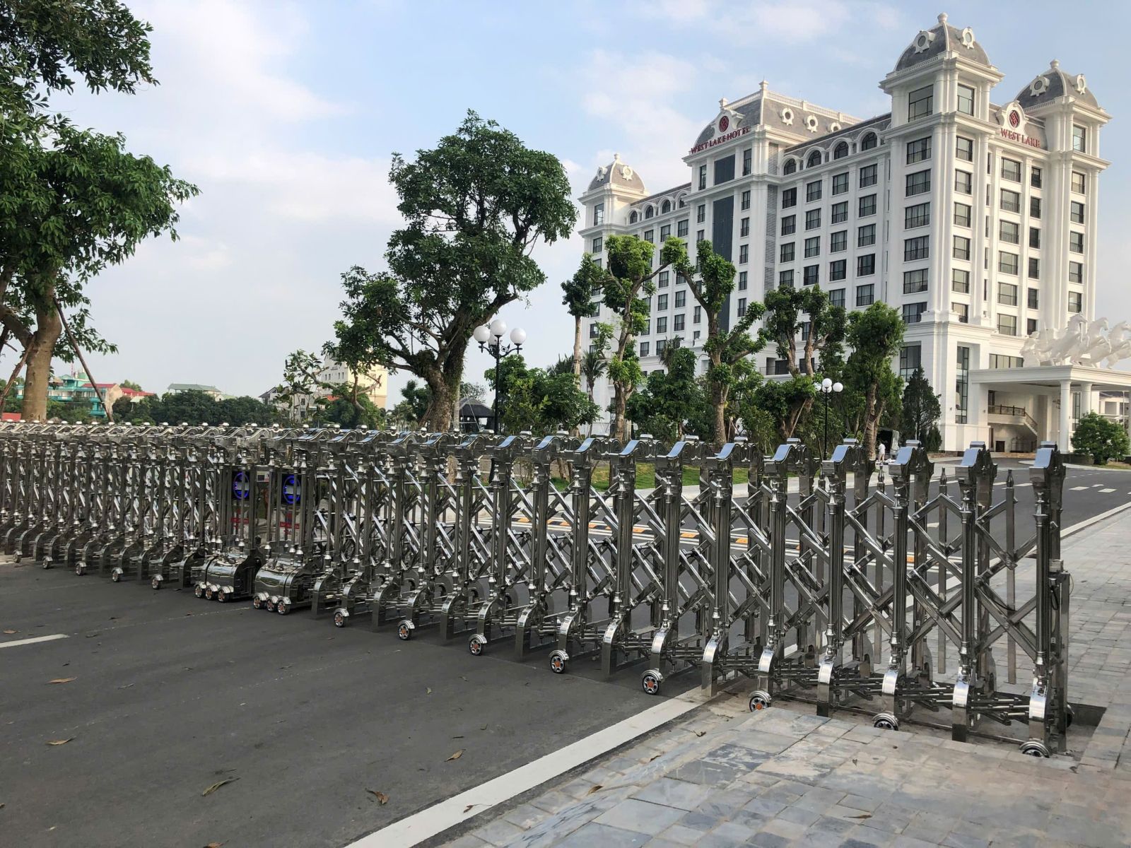 B&aacute;o gi&aacute; cổng xếp inox 304 tư động điện 1