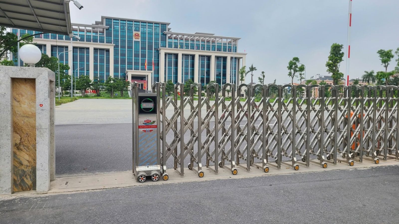 cổng xếp inox 201