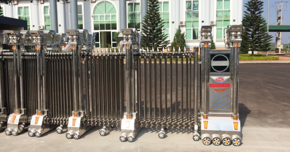 lắp đặt cổng xếp inox tại nhà máy nhôm Lâm Đồng 4