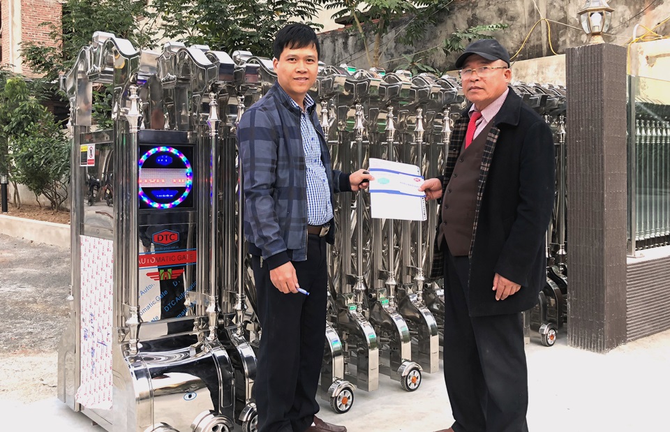 cổng xếp inox dtc d-815 5