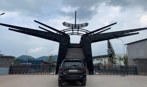 ấn tượng cổng xếp hợp kim nhôm E815 của dtc nâng tầm vị thế doanh nghiệp ngay từ cổng ra vào